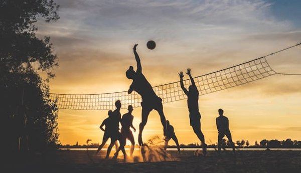 Wie verbessert man seine Aufschlagtechnik für Beachvolleyball?