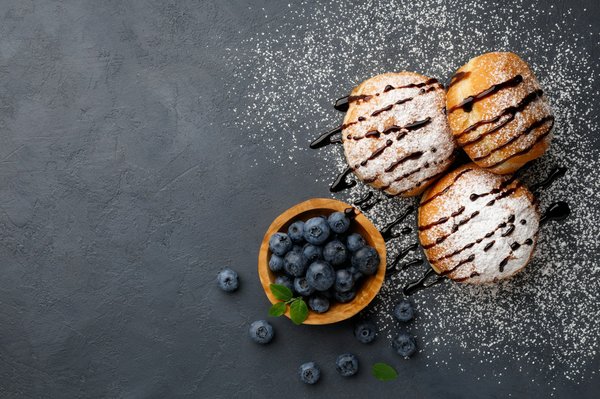 Wie bereitet man luftige und leichte soufflierte Pfannkuchen für das Dessert am besten zu?